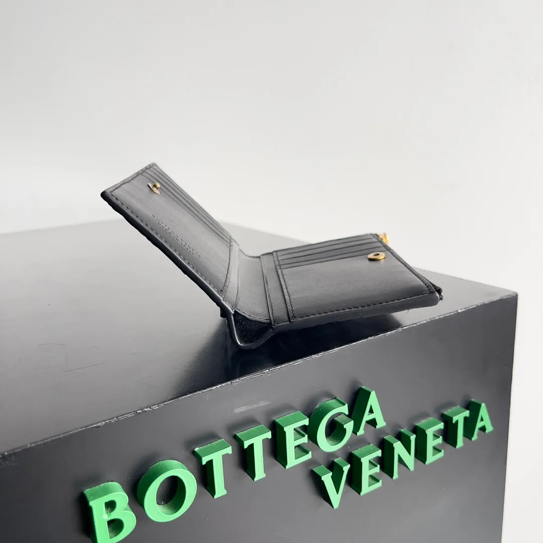 Batch 960 of BOTTEGA VENETA’s new woven small wallets are now shipping! ! ! 🥰🥰Made of carefully selected first-layer sheepskin fabric, this small luxury wallet has an elegant appearance and is also full of practicality. It can store change, driver's license and various cards at the same time. It is so small that it can be put in your pocket and carried with you. It is really convenient [Applause][Applause] Style No.: 667468 Size: 14.5*9.3*2cm